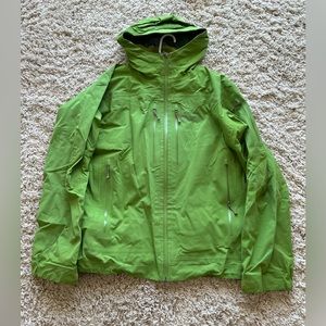 Patagonia men’s large ski jacket in very good condition.